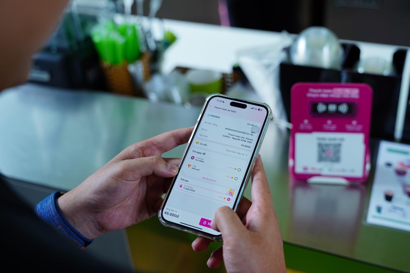 Ba phút mở hạn mức – Ngân hàng cùng fintech mở rộng trải nghiệm tài chính Minh họa sự kết hợp của ngân hàng và fintech